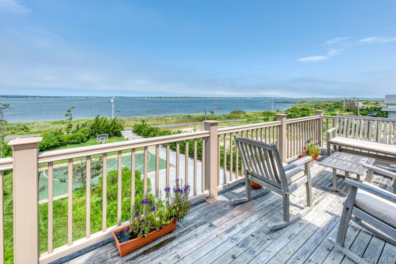 40 Dune RD, Hampton Bays, NY 11946
