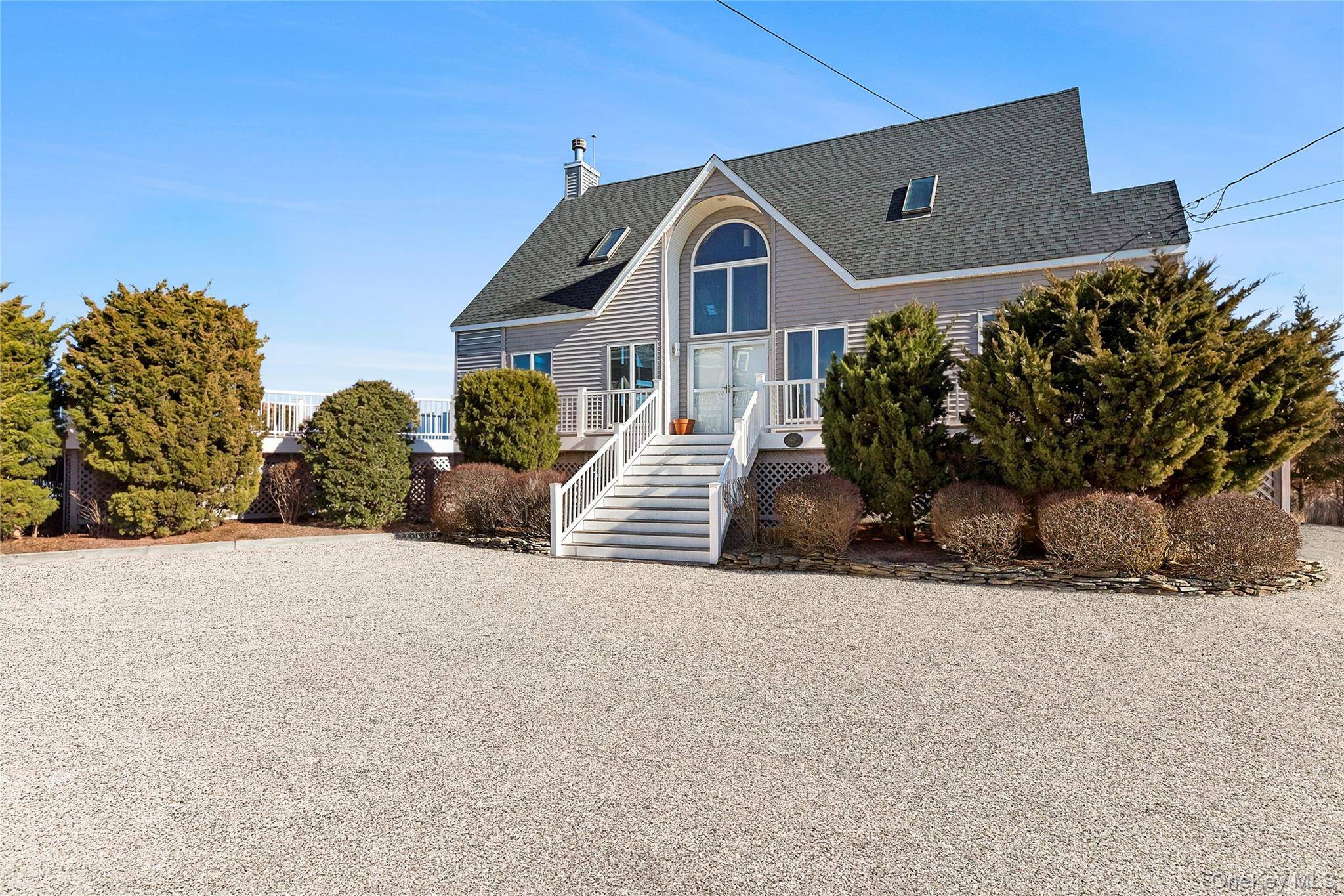 8 Dune LN, Westhampton Dunes, NY 11978