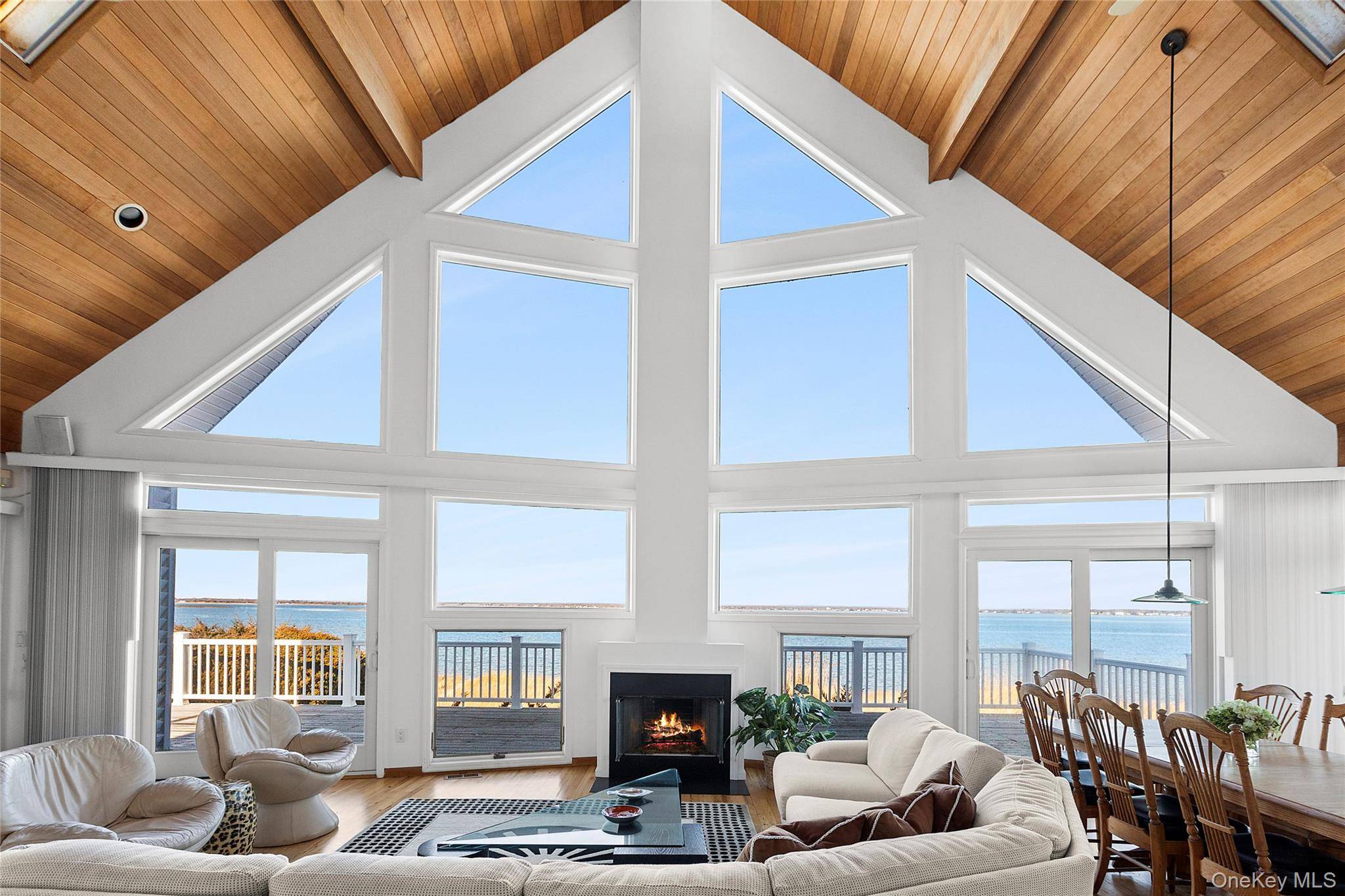 8 Dune LN, Westhampton Dunes, NY 11978
