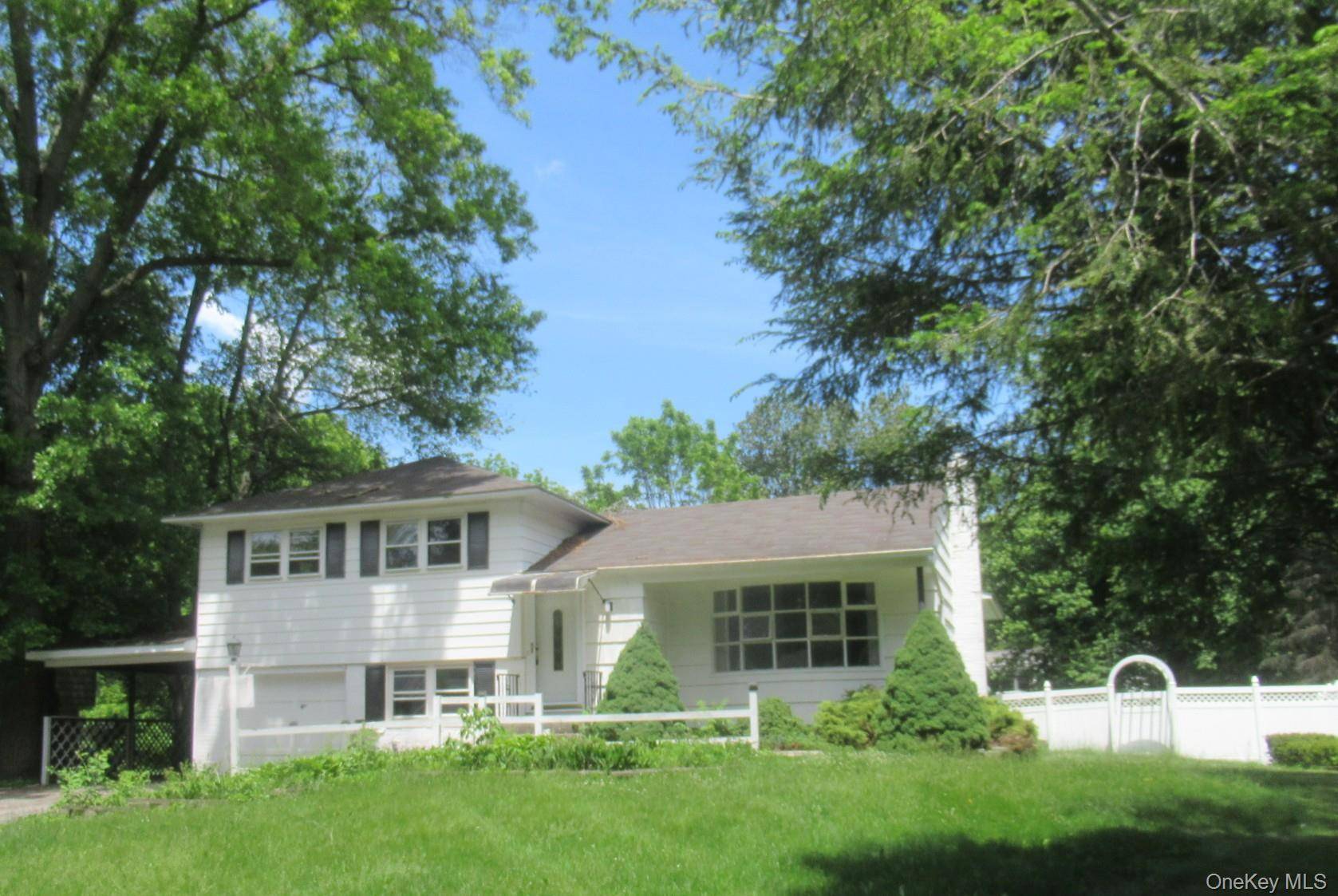 10 Lori ST, Poughkeepsie, NY 12603