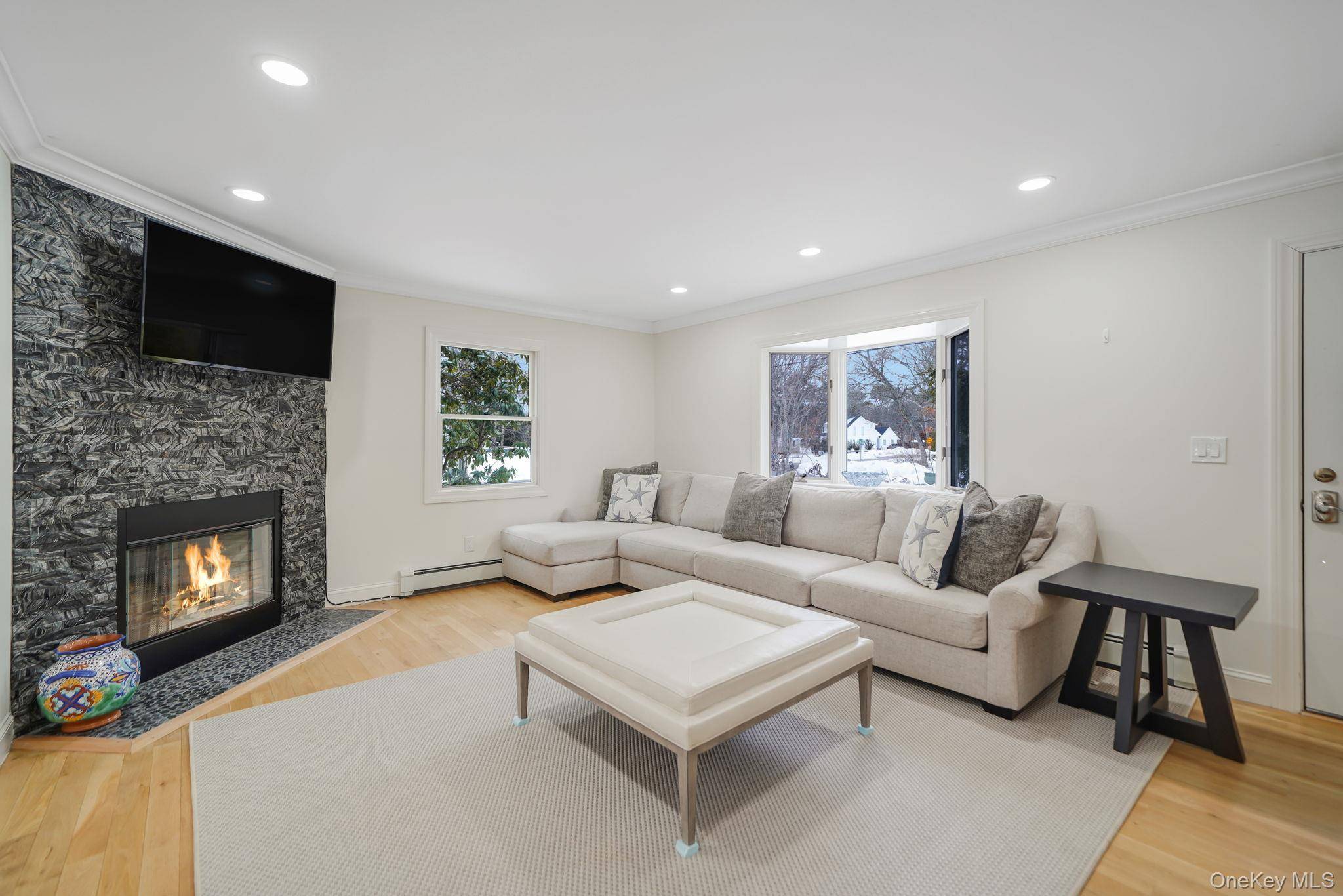 19 Pine Tree LN, East Quogue, NY 11942