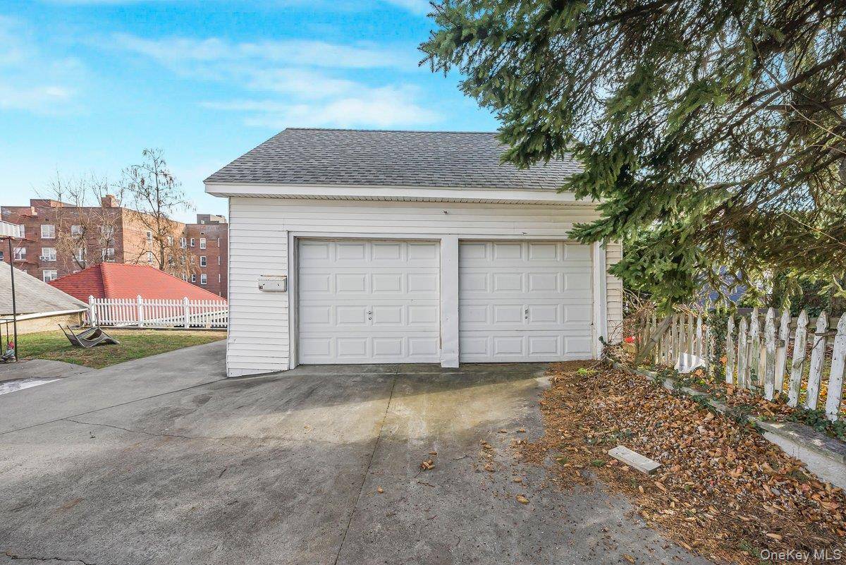 28 Crescent PL, Yonkers, NY 10704