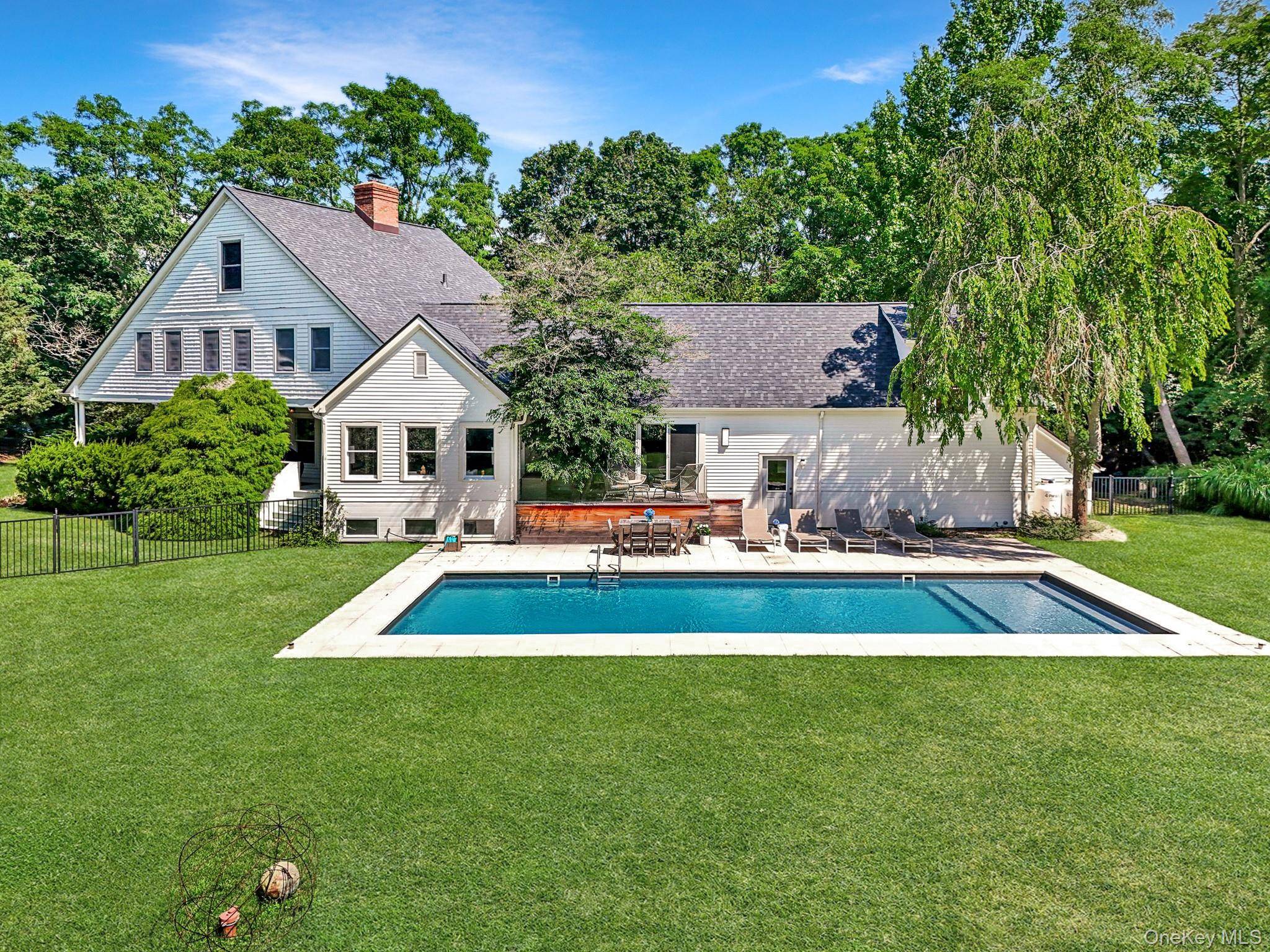 17 Oak Meadow LN, Bellport Village, NY 11713