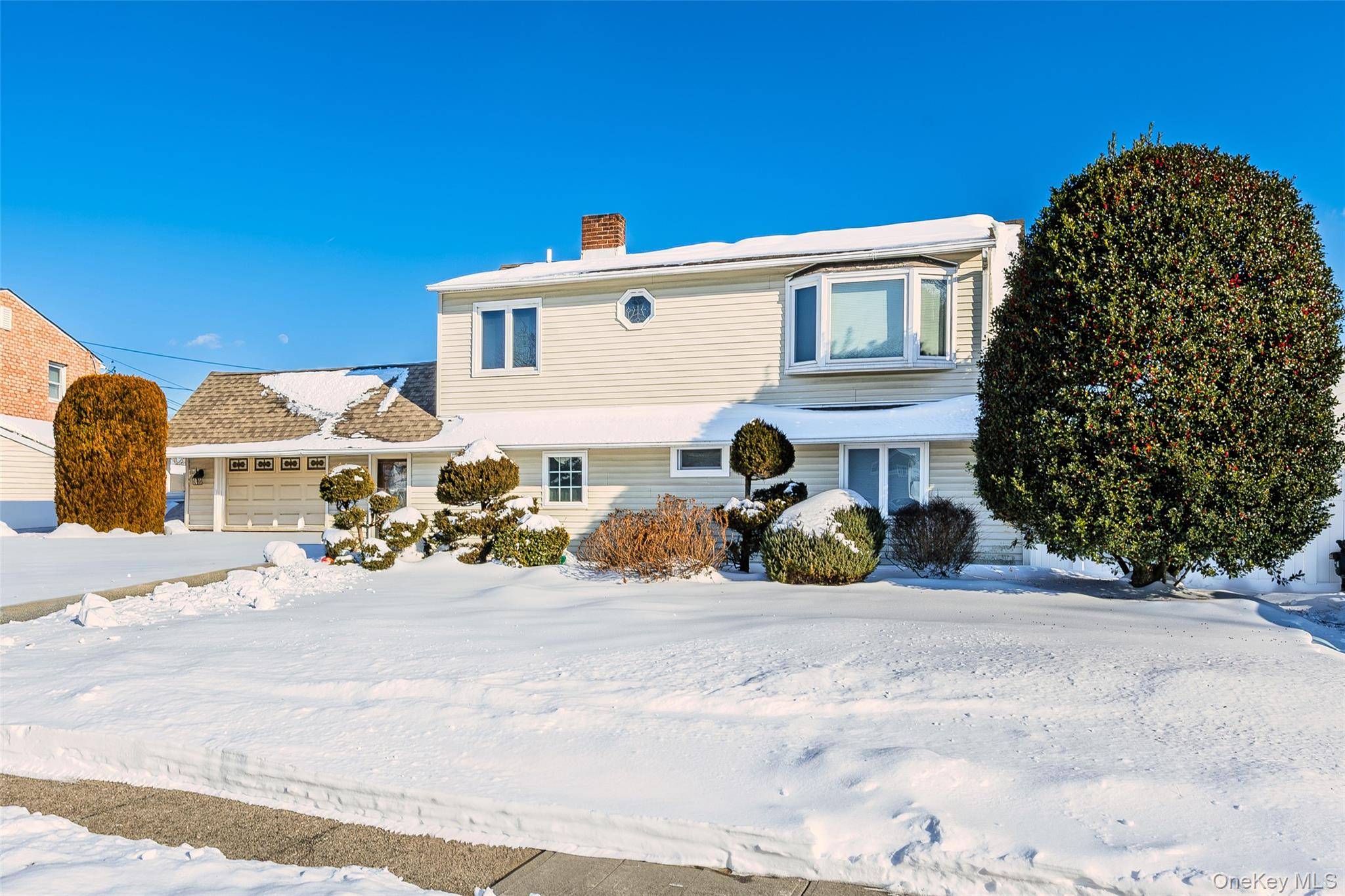 43 Wildflower LN, Wantagh, NY 11793