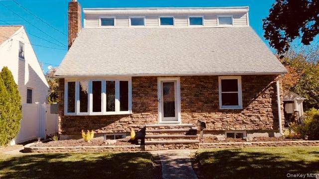 77 Lynton RD, Albertson, NY 11507