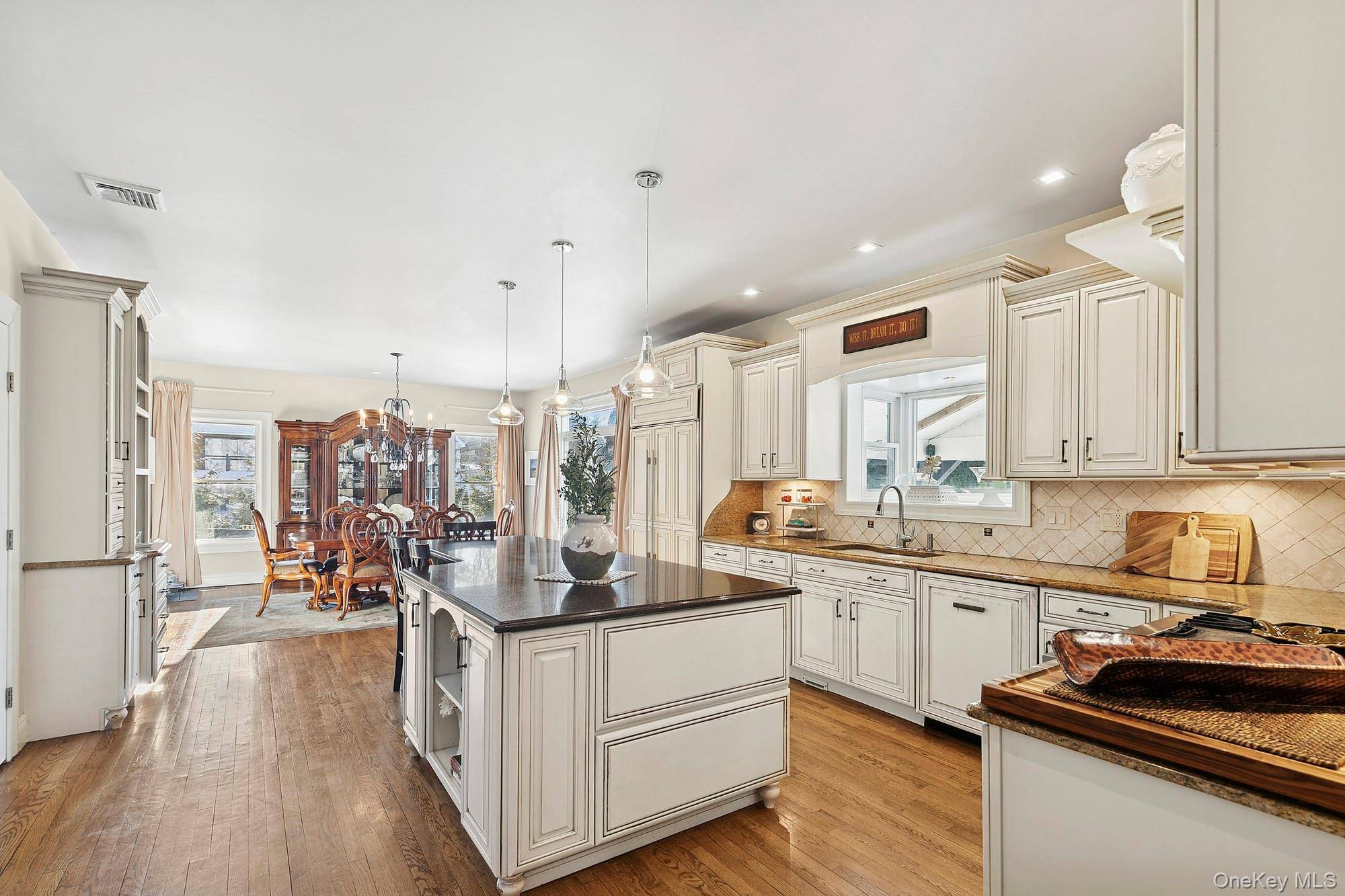 6 Dogwood ST, East Quogue, NY 11942