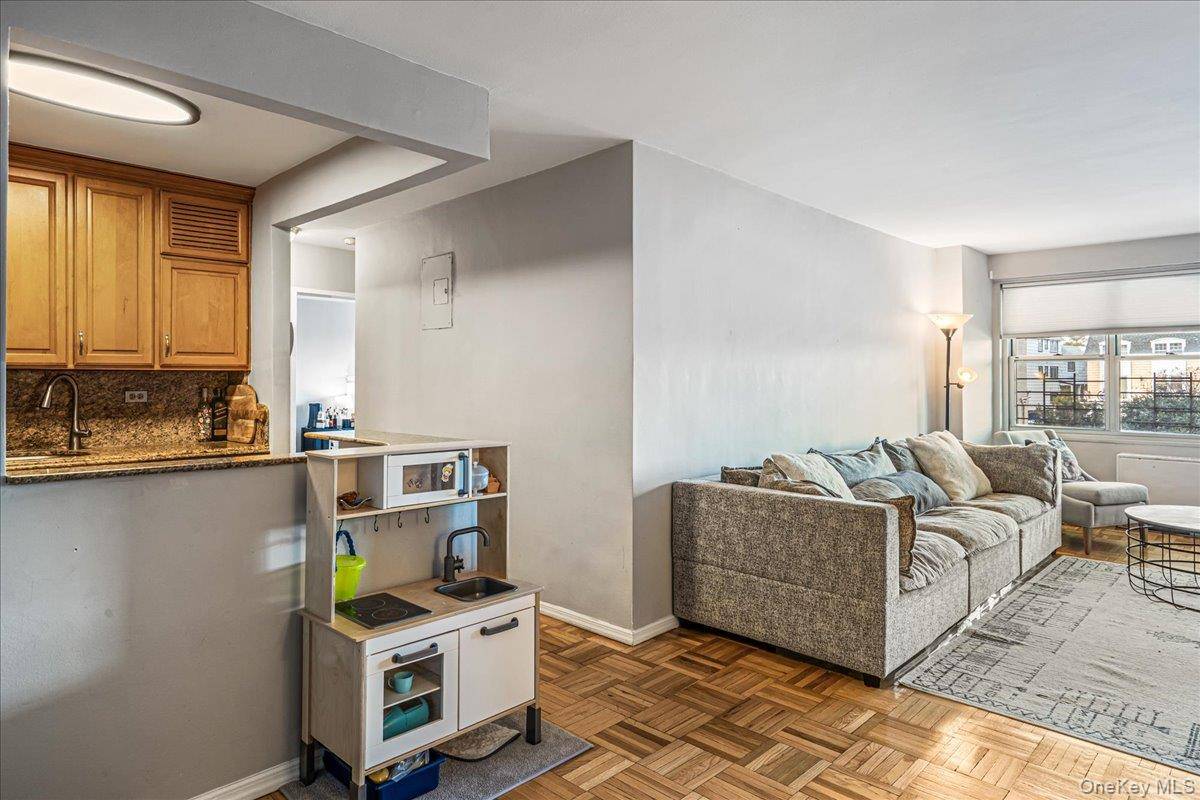 17-85 215th ST #1P, Bayside, NY 11360