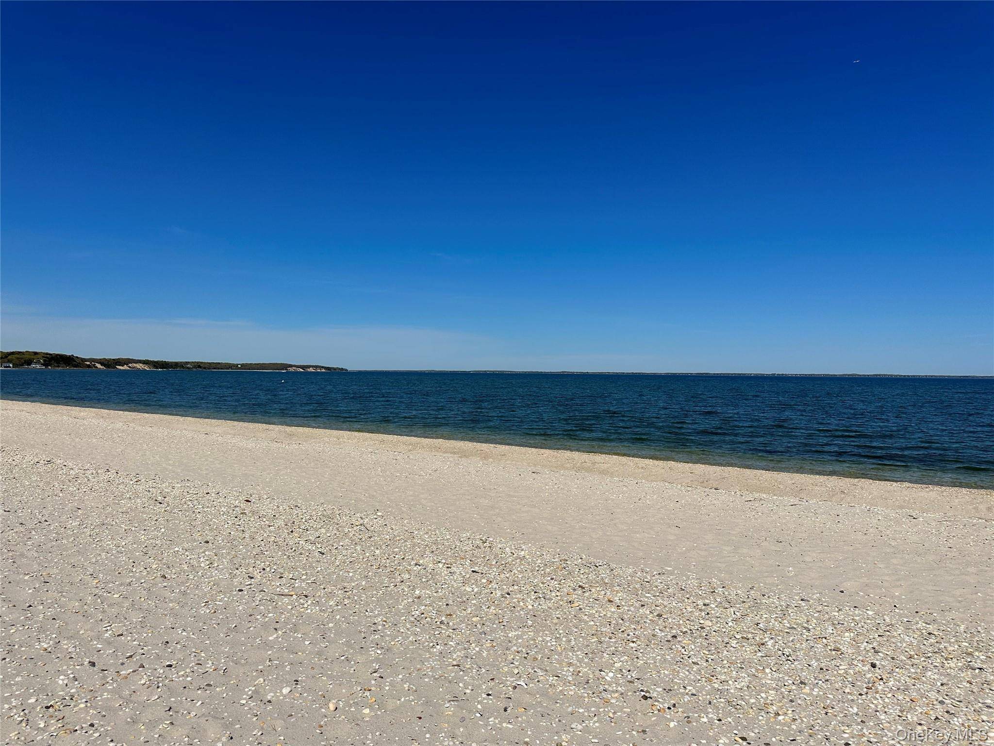 48 Oakhurst RD, Hampton Bays, NY 11946
