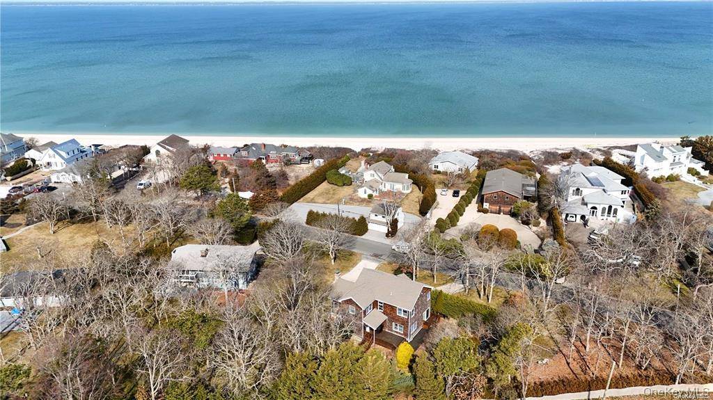 48 Oakhurst RD, Hampton Bays, NY 11946