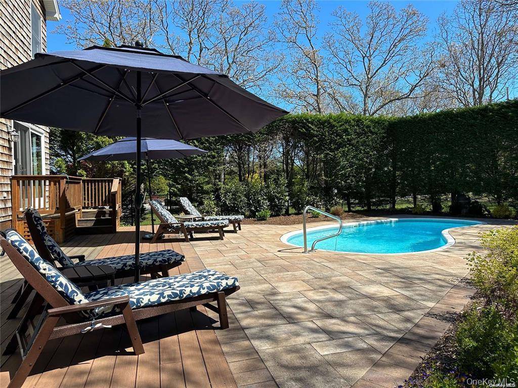 48 Oakhurst RD, Hampton Bays, NY 11946