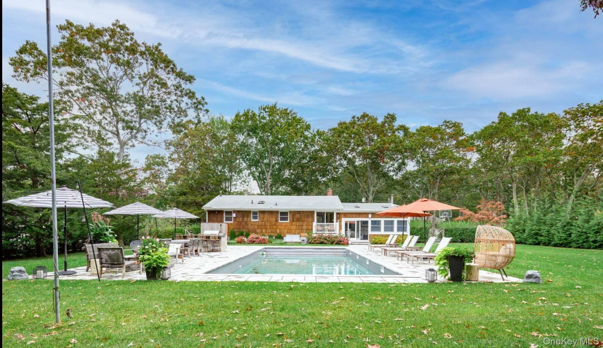 45 Sherwood RD, Hampton Bays, NY 11946