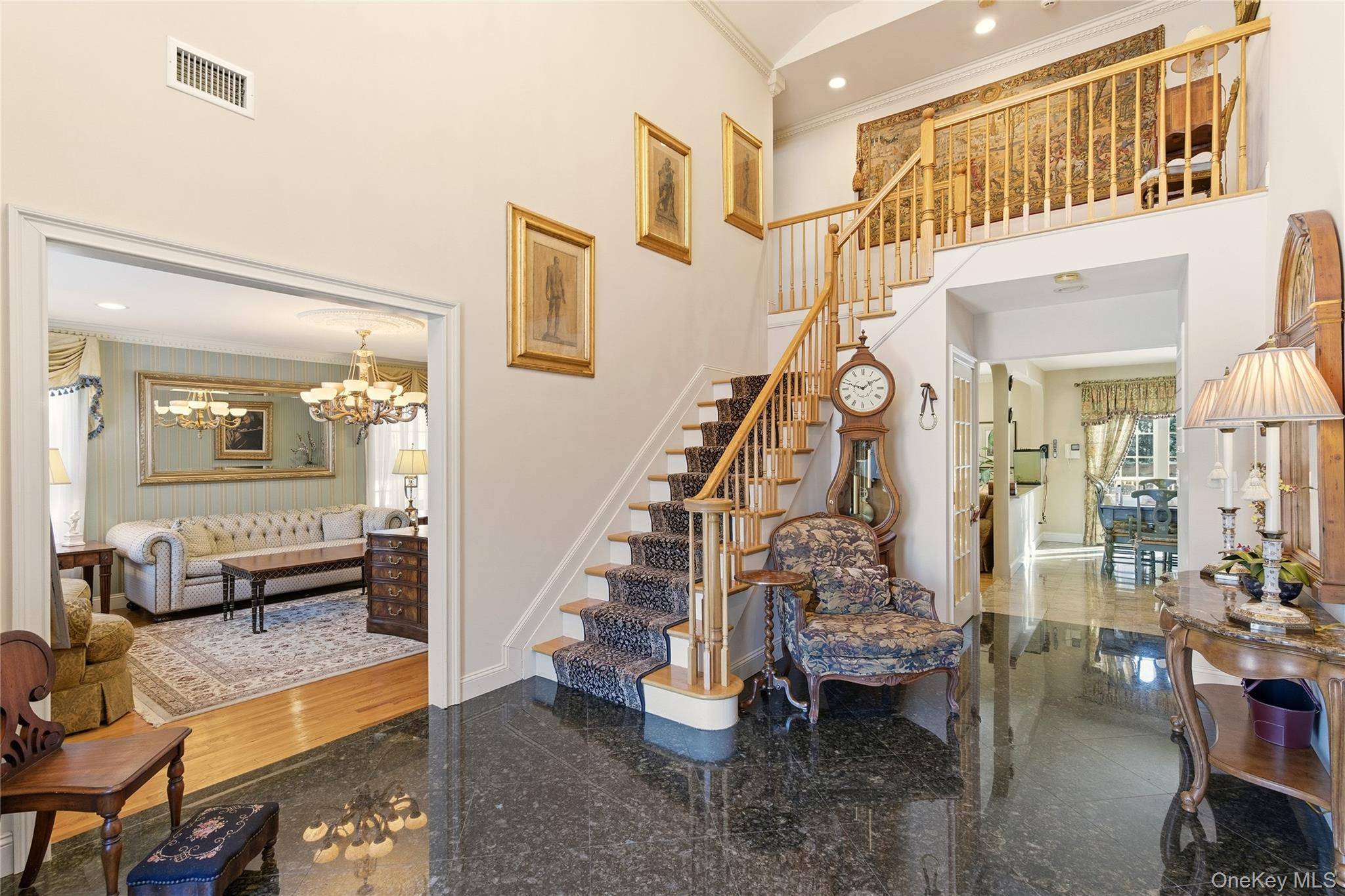 4 Peachtree LN, Roslyn, NY 11576