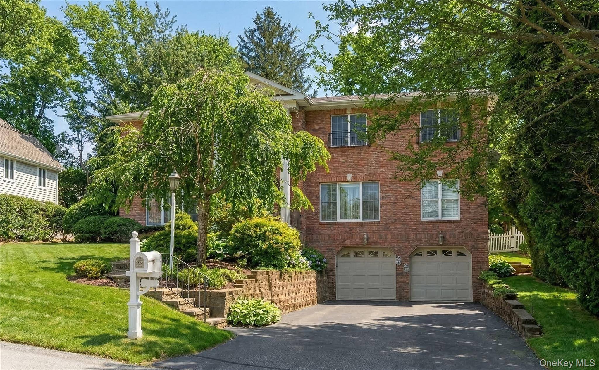 4 Peachtree LN, Roslyn, NY 11576