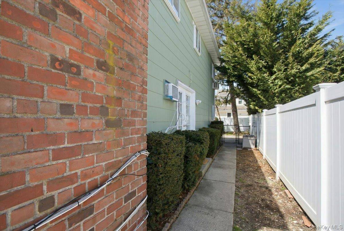 85 Unqua RD, Massapequa, NY 11758