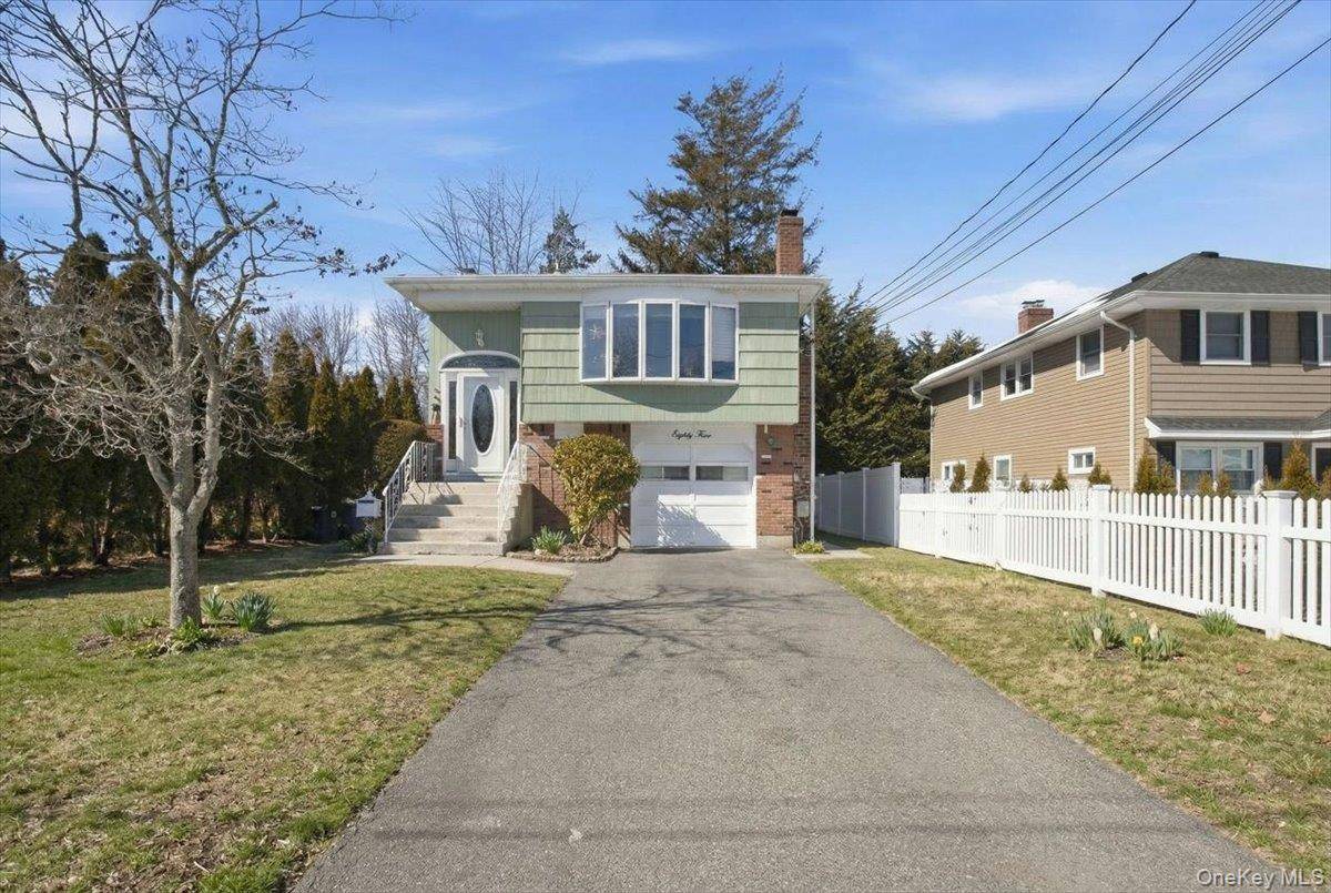 85 Unqua RD, Massapequa, NY 11758