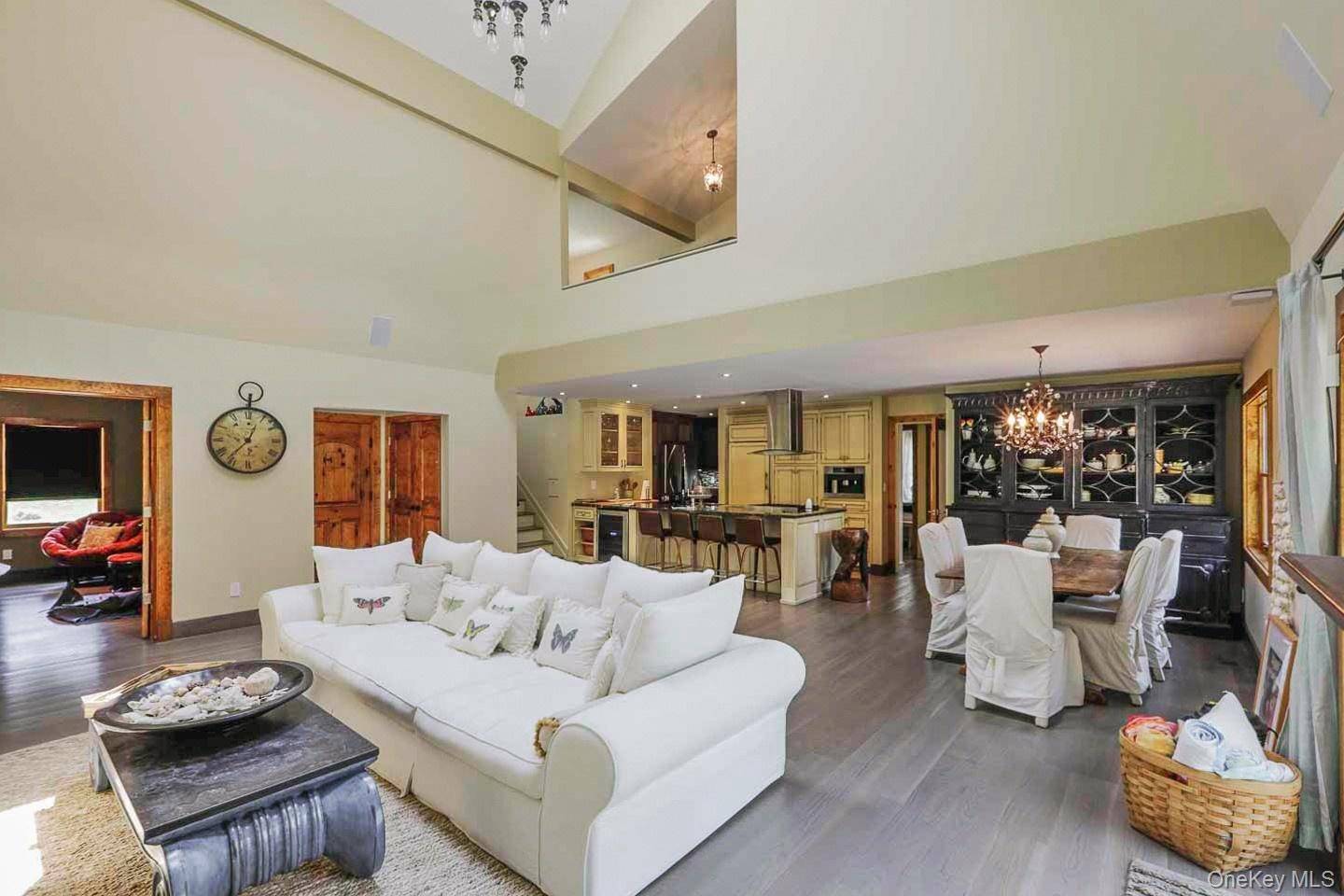 1366 Scuttle Hole RD, Water Mill, NY 11976