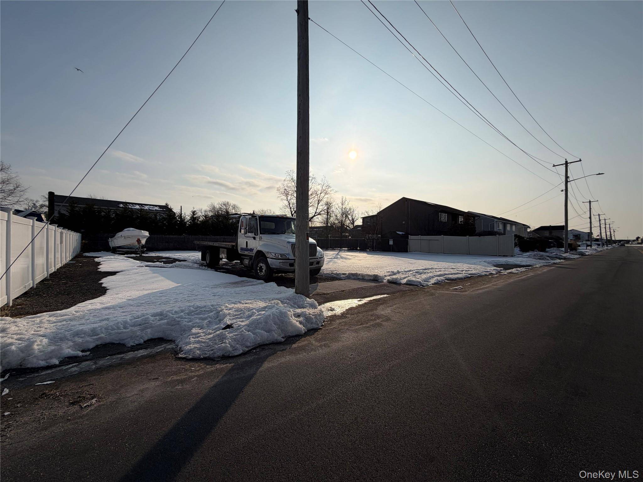 628 Shore RD, Lindenhurst, NY 11757