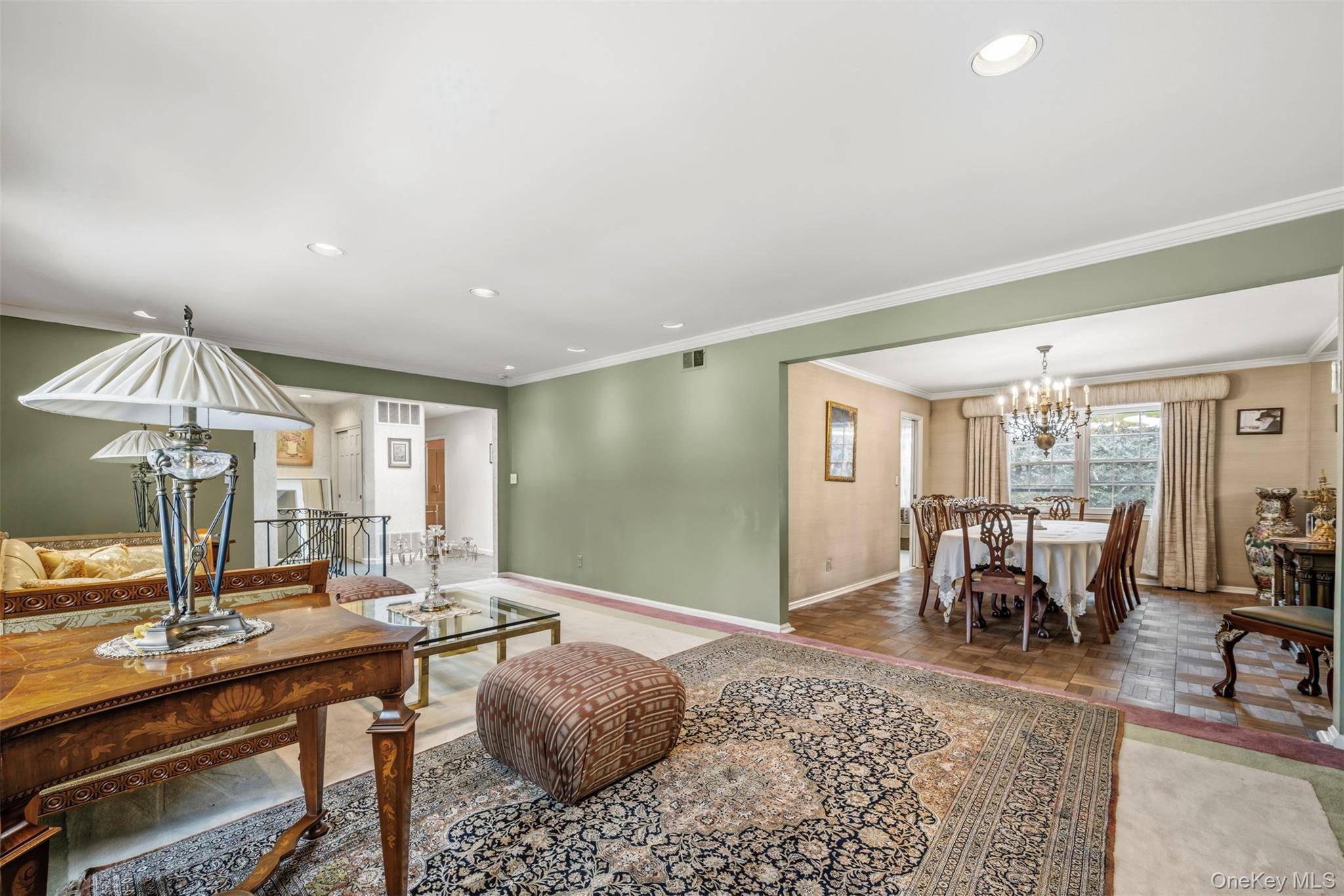8 Pine DR, Great Neck, NY 11021