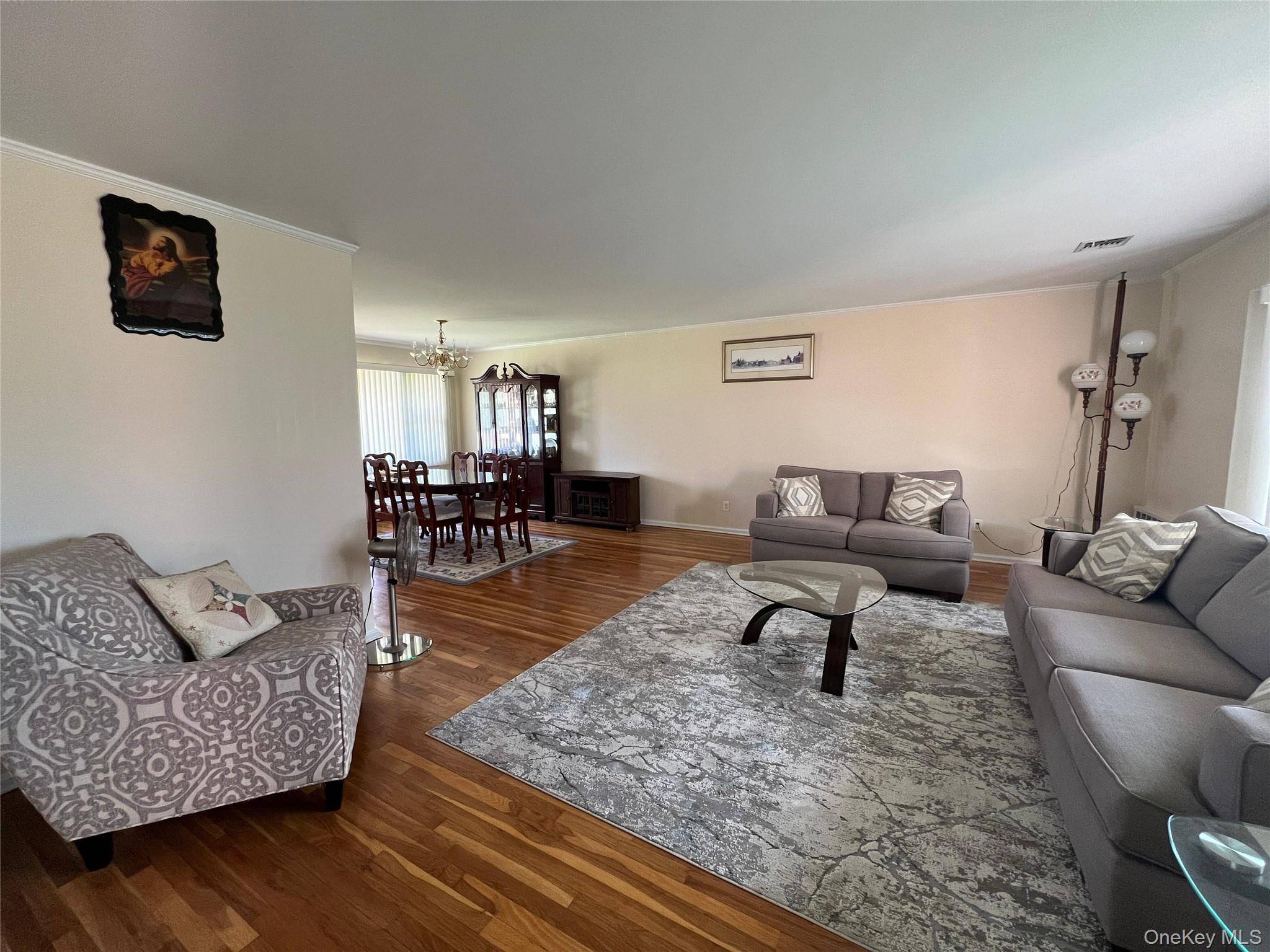194 Rhododendron DR, Westbury, NY 11590