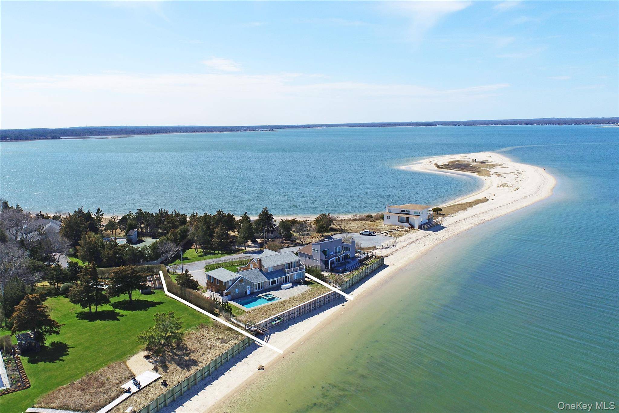10 Barrett DR, Hampton Bays, NY 11946