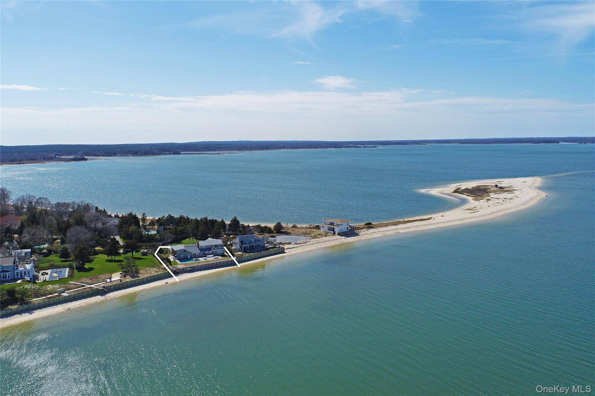 10 Barrett DR, Hampton Bays, NY 11946