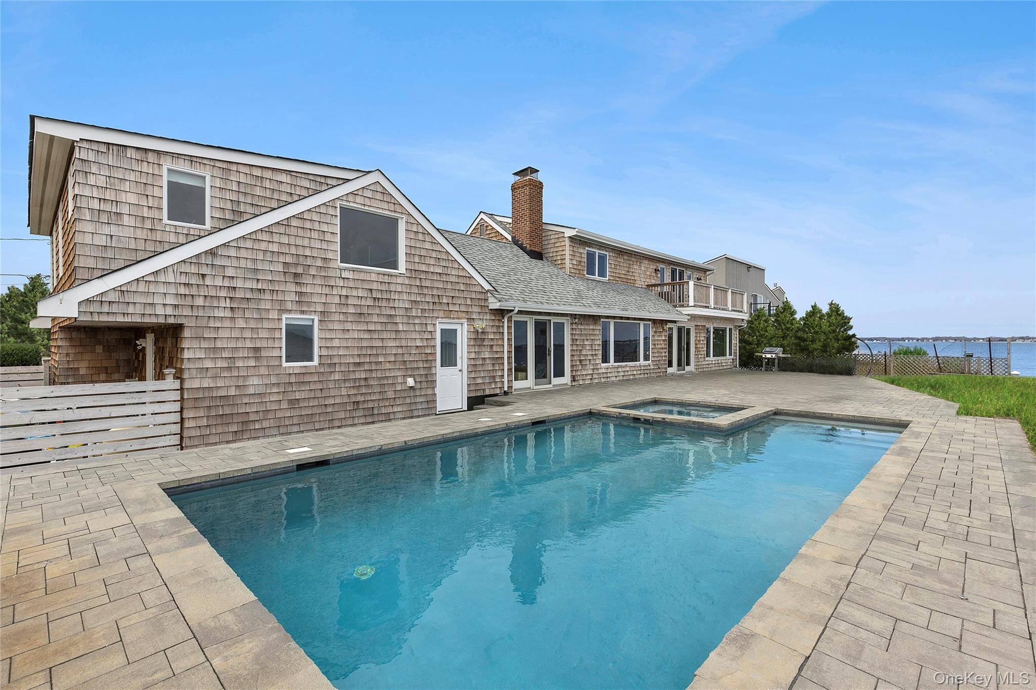 10 Barrett DR, Hampton Bays, NY 11946
