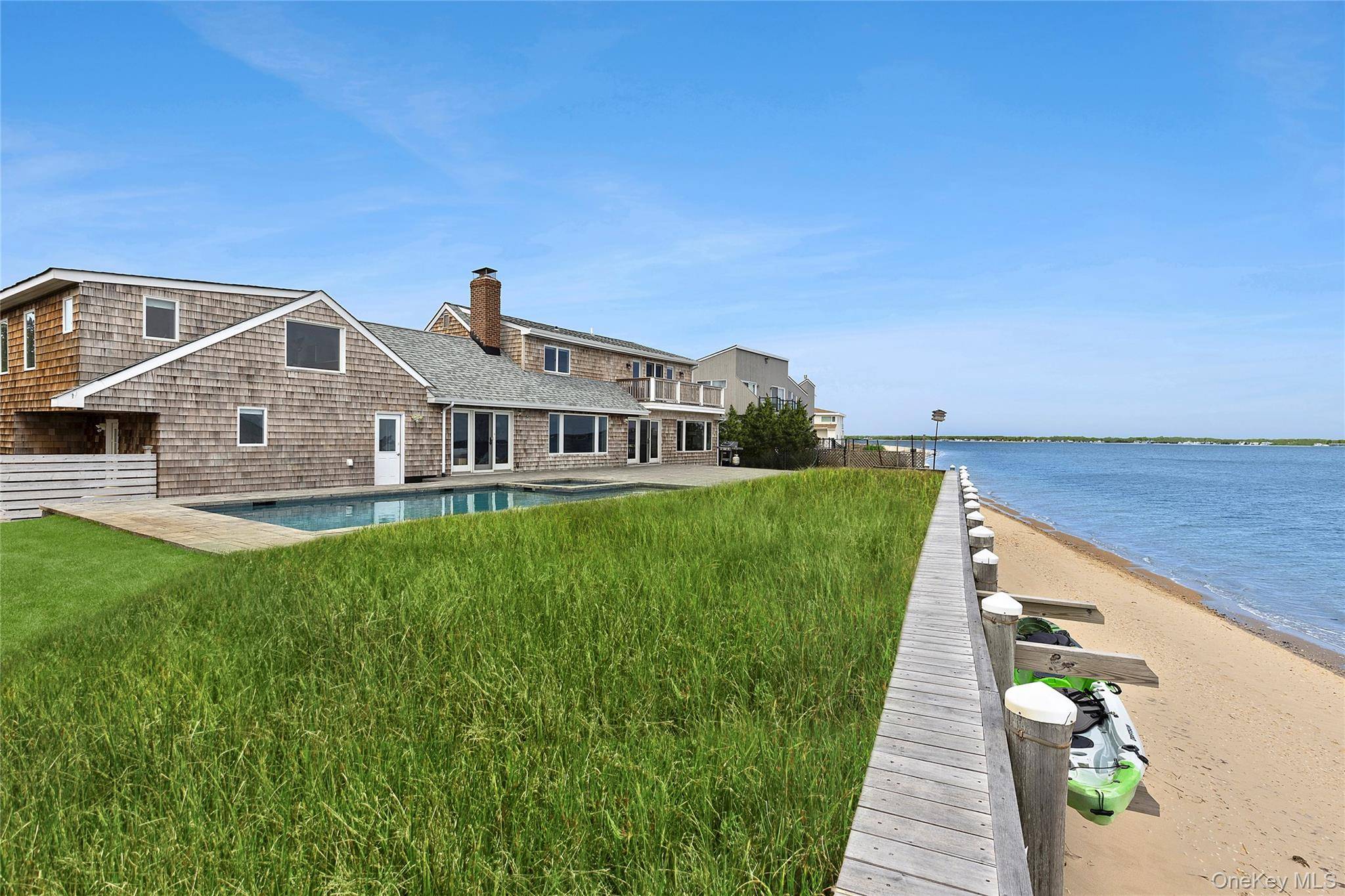 10 Barrett DR, Hampton Bays, NY 11946