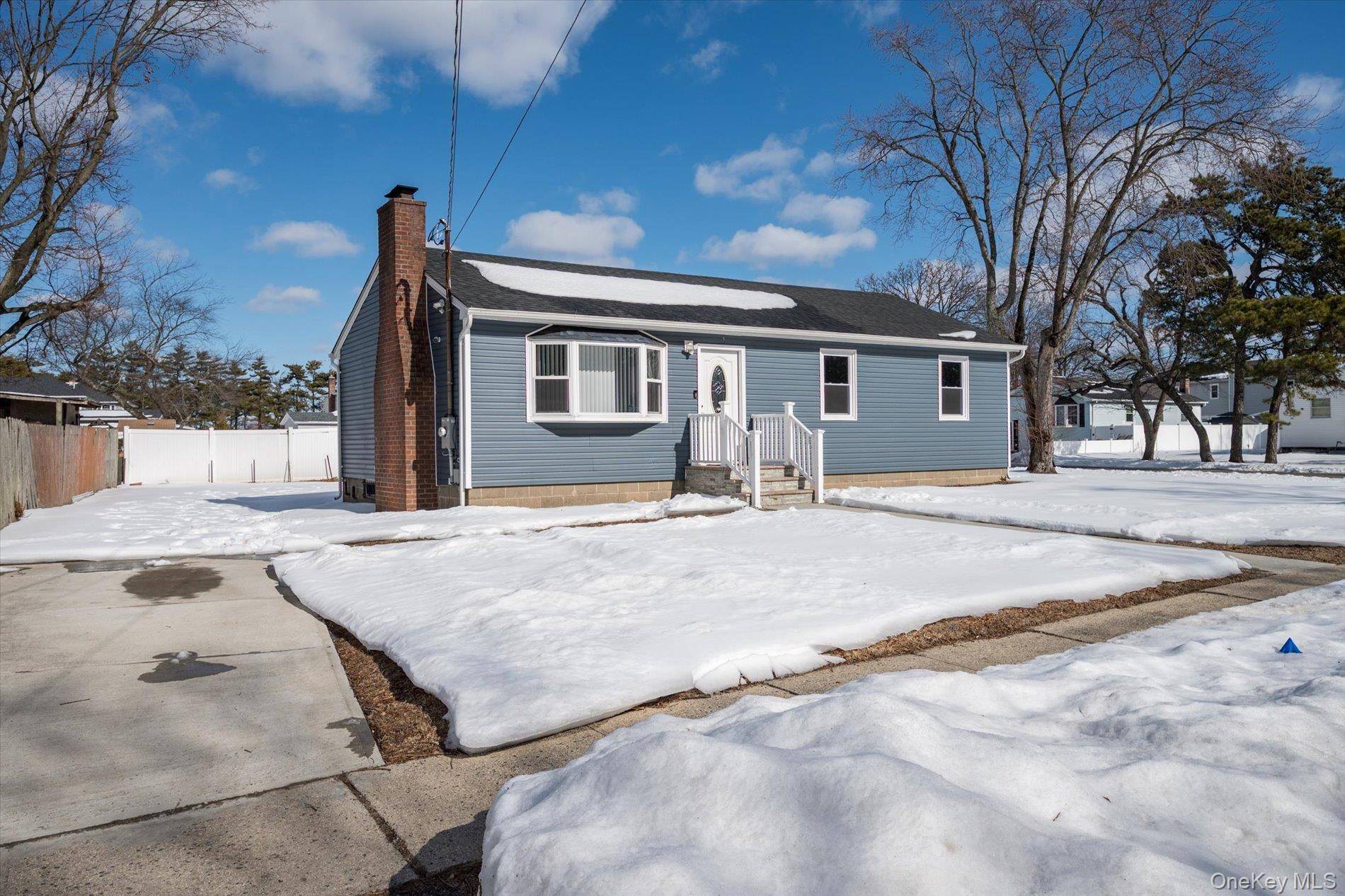 93 Garfield BLVD, Farmingdale, NY 11735