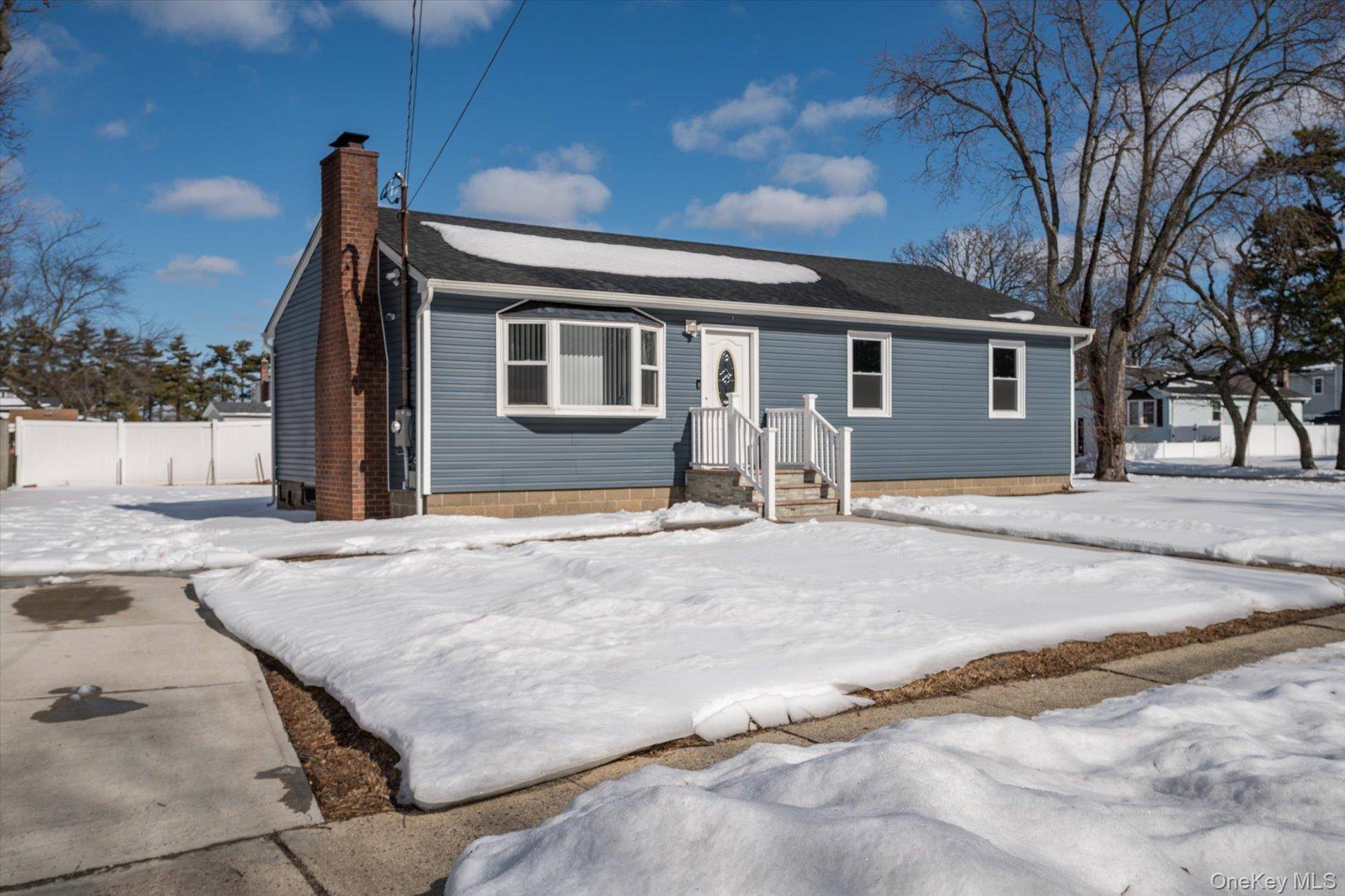 93 Garfield BLVD, Farmingdale, NY 11735