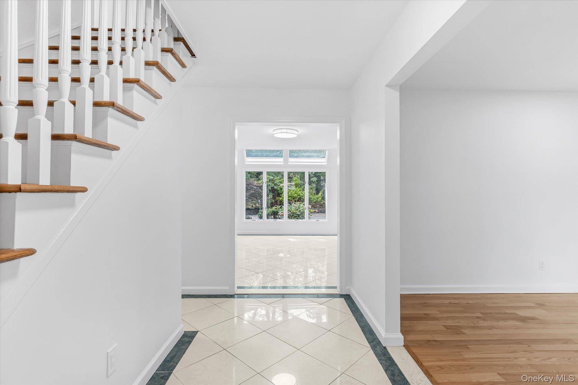 2 Westbourne LN, Melville, NY 11747