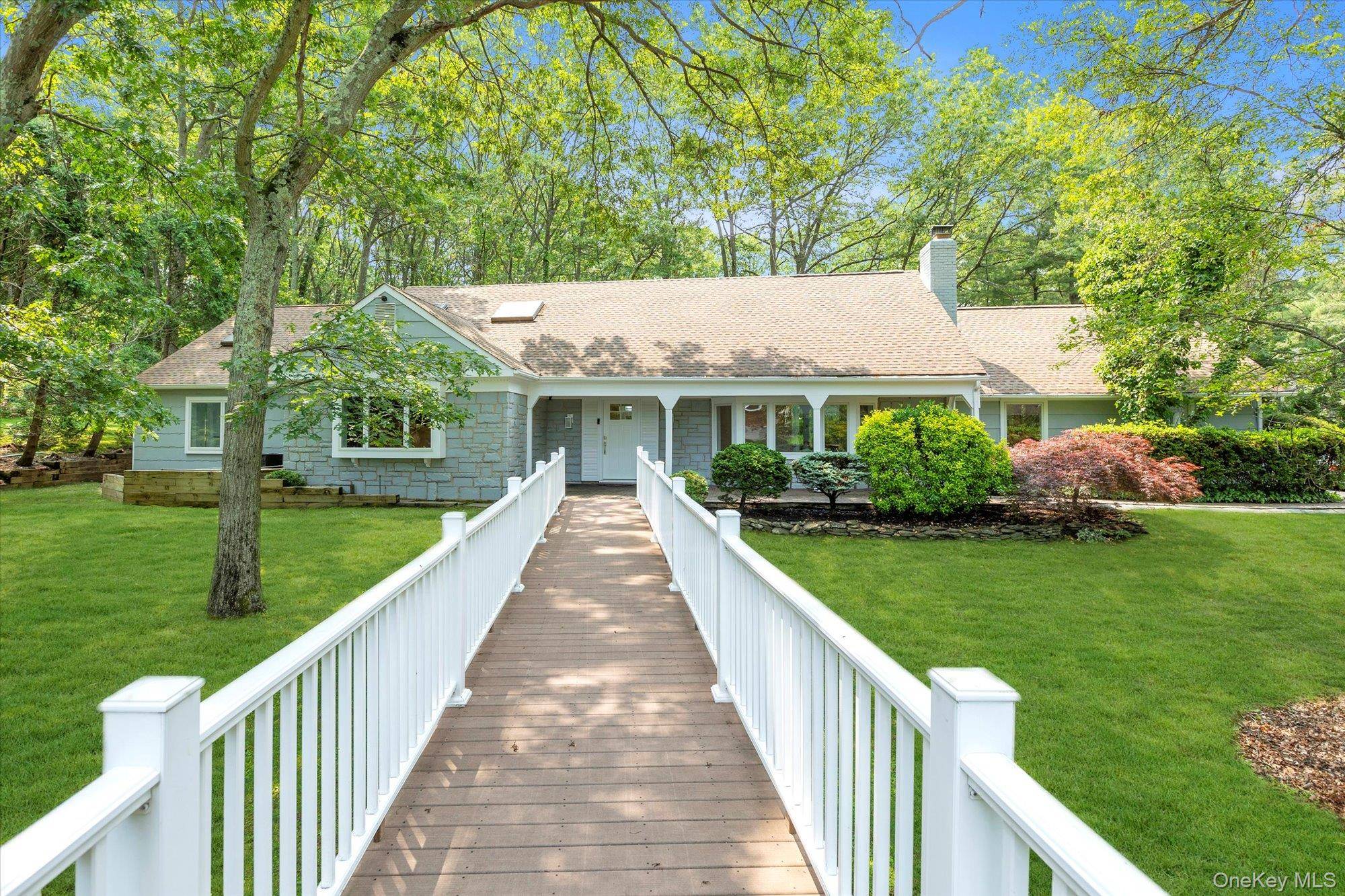 2 Westbourne LN, Melville, NY 11747