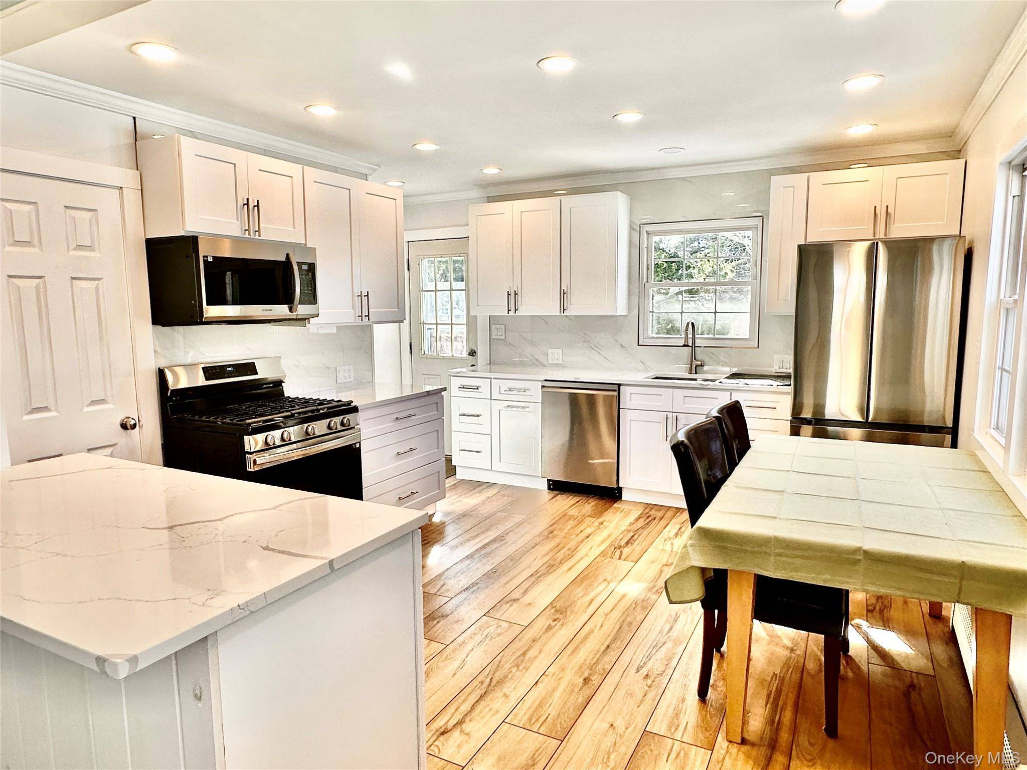 16 Osceola LN, Southampton, NY 11968