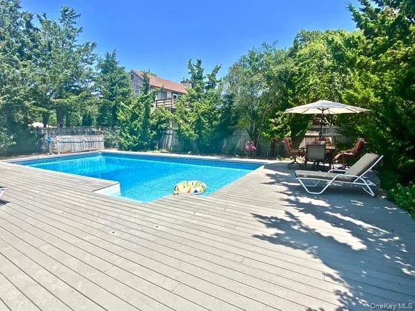 16 Osceola LN, Southampton, NY 11968