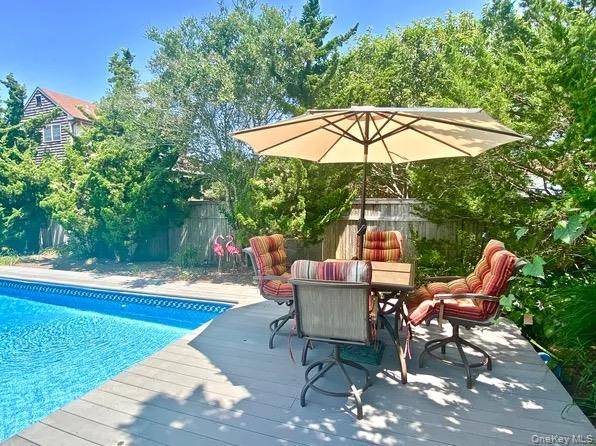 16 Osceola LN, Southampton, NY 11968