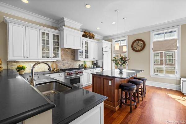 12 Rivers Edge DR, Tarrytown, NY 10591