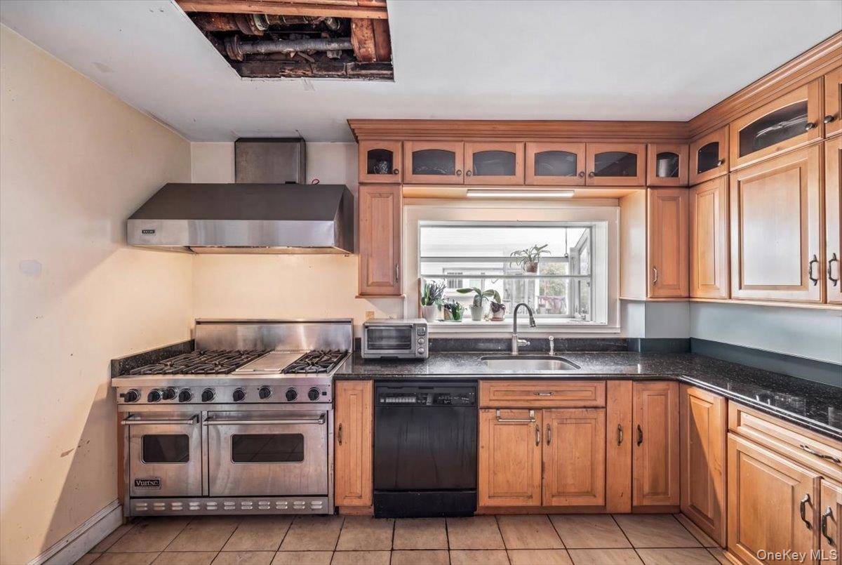 27 Faneuil PL, New Rochelle, NY 10801