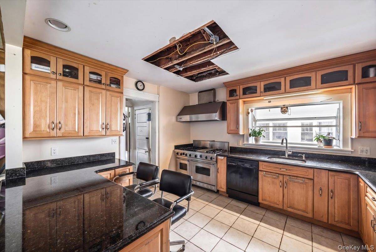 27 Faneuil PL, New Rochelle, NY 10801