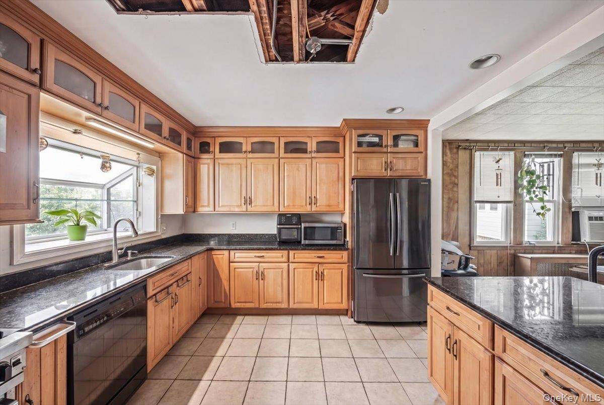 27 Faneuil PL, New Rochelle, NY 10801