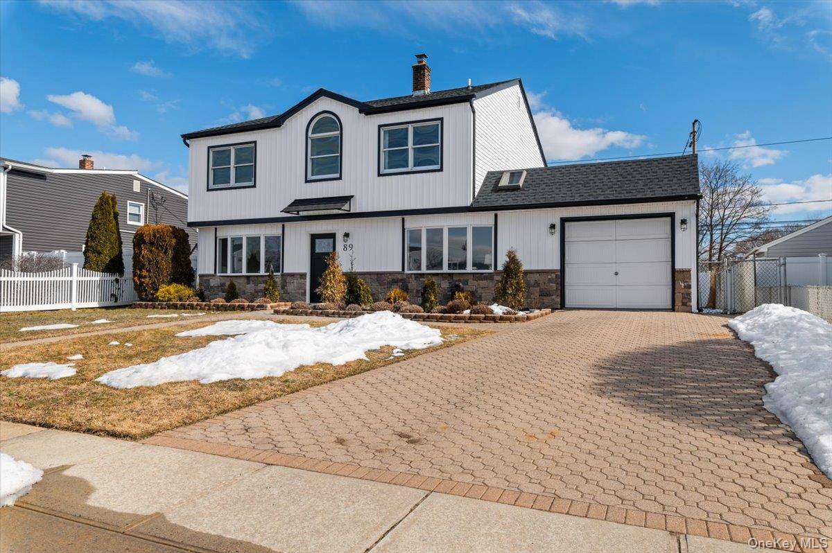 89 Ridge LN, Levittown, NY 11756