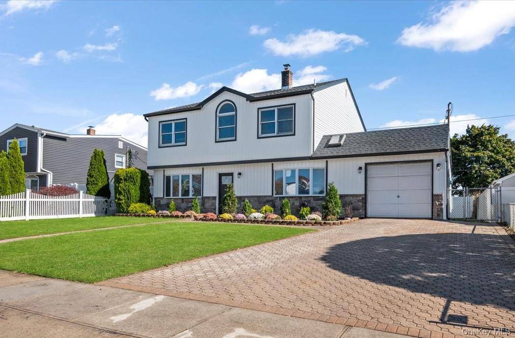 89 Ridge LN, Levittown, NY 11756