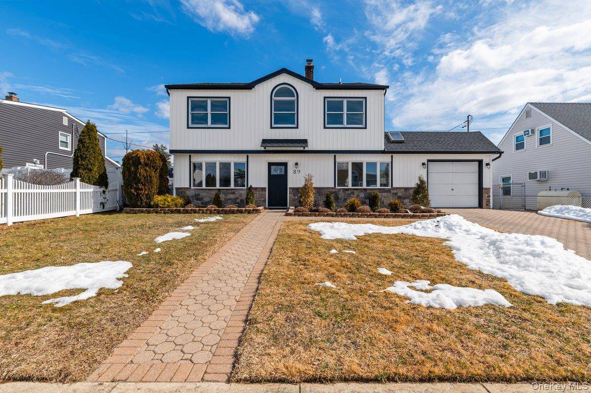 89 Ridge LN, Levittown, NY 11756