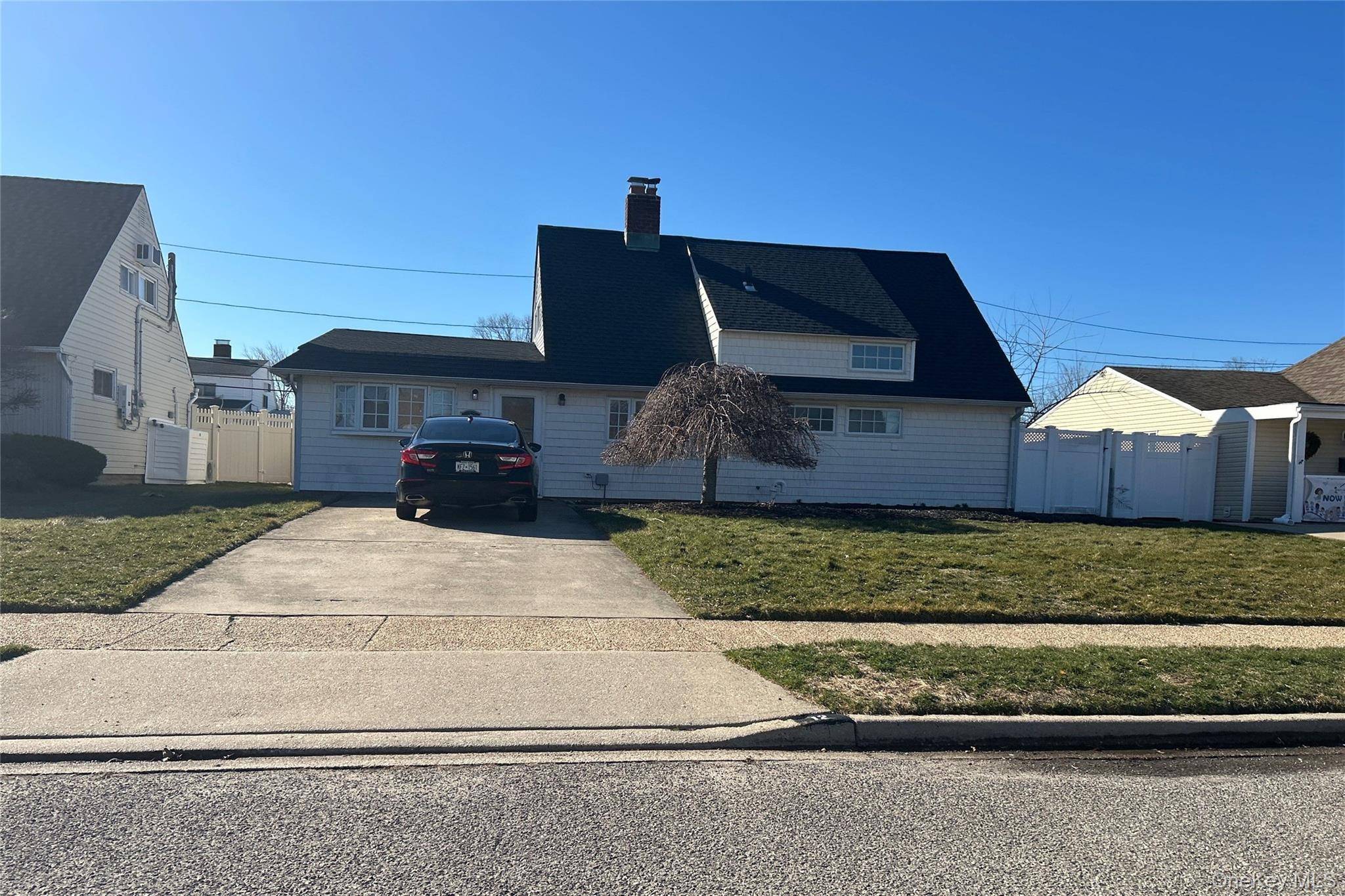 12 Wisteria LN, Wantagh, NY 11793