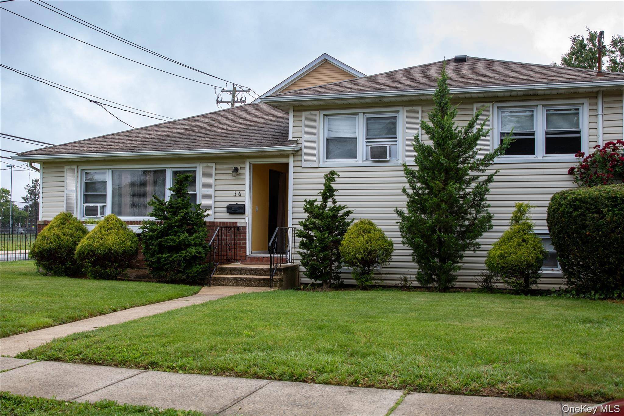 36 Monroe PL, Hempstead, NY 11550