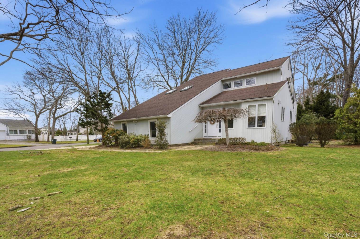 1 Canal WAY, Hampton Bays, NY 11946