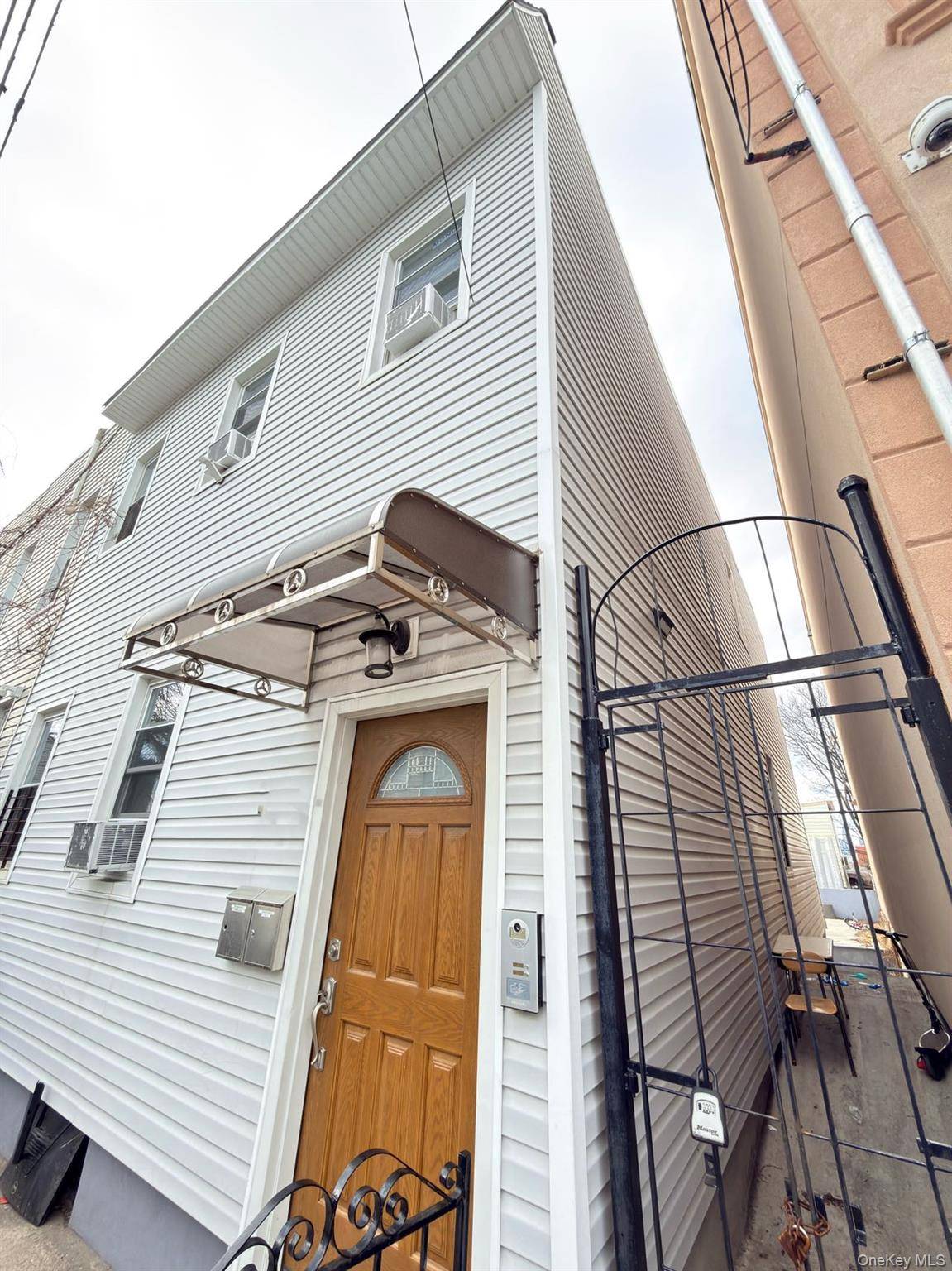 5431 Nurge AVE, Maspeth, NY 11378