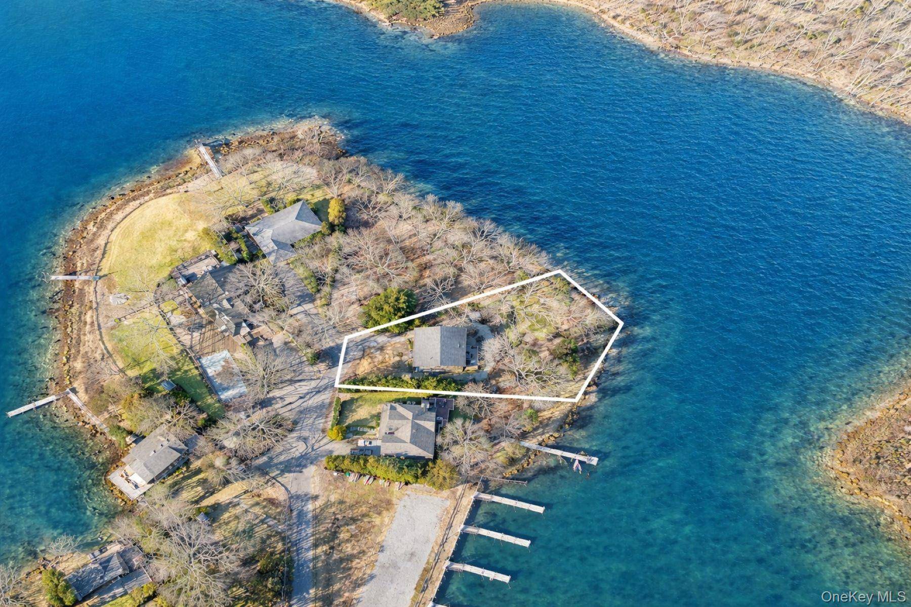 9 Helens LN, Southampton, NY 11968