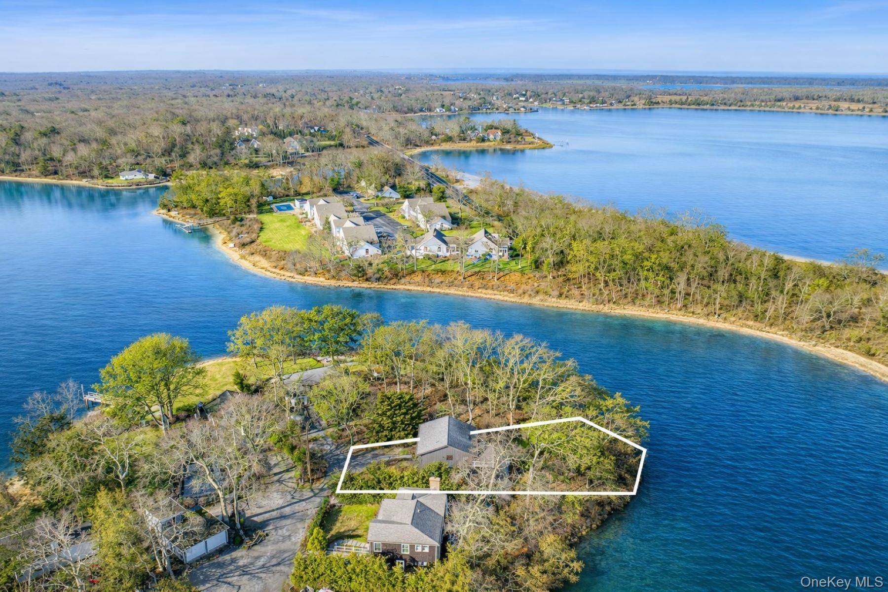 9 Helens LN, Southampton, NY 11968