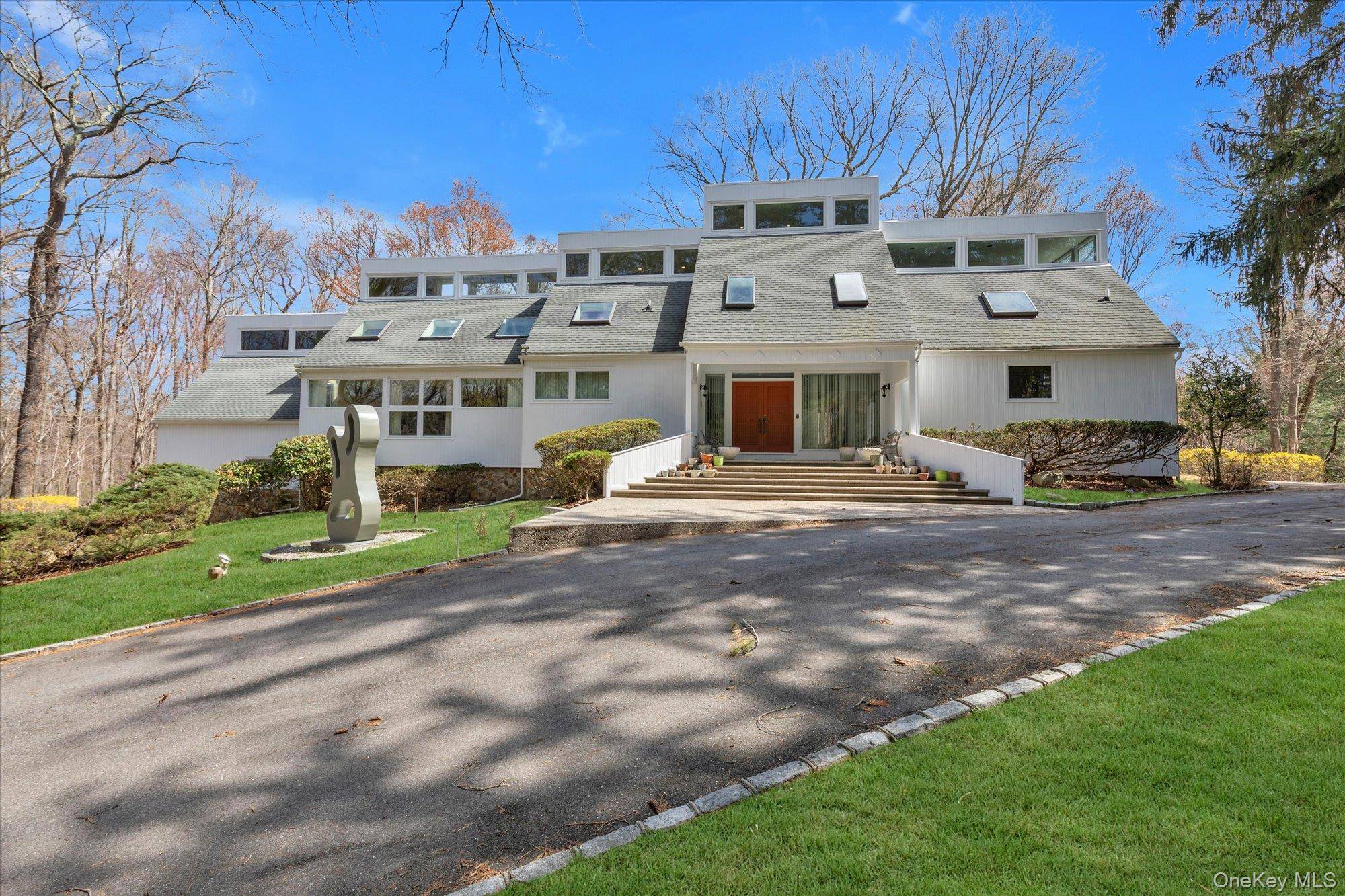 16 Serein CT, Syosset, NY 11791
