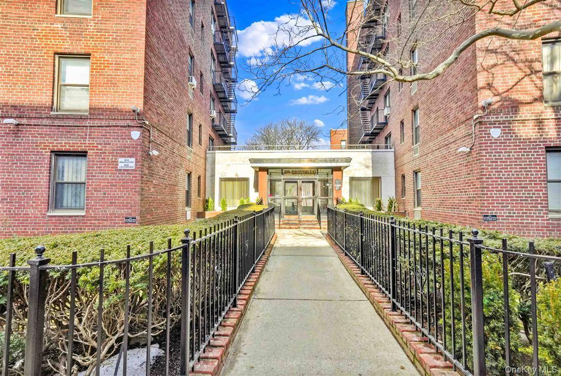 141-05 Pershing CRES #516, Briarwood, NY 11435