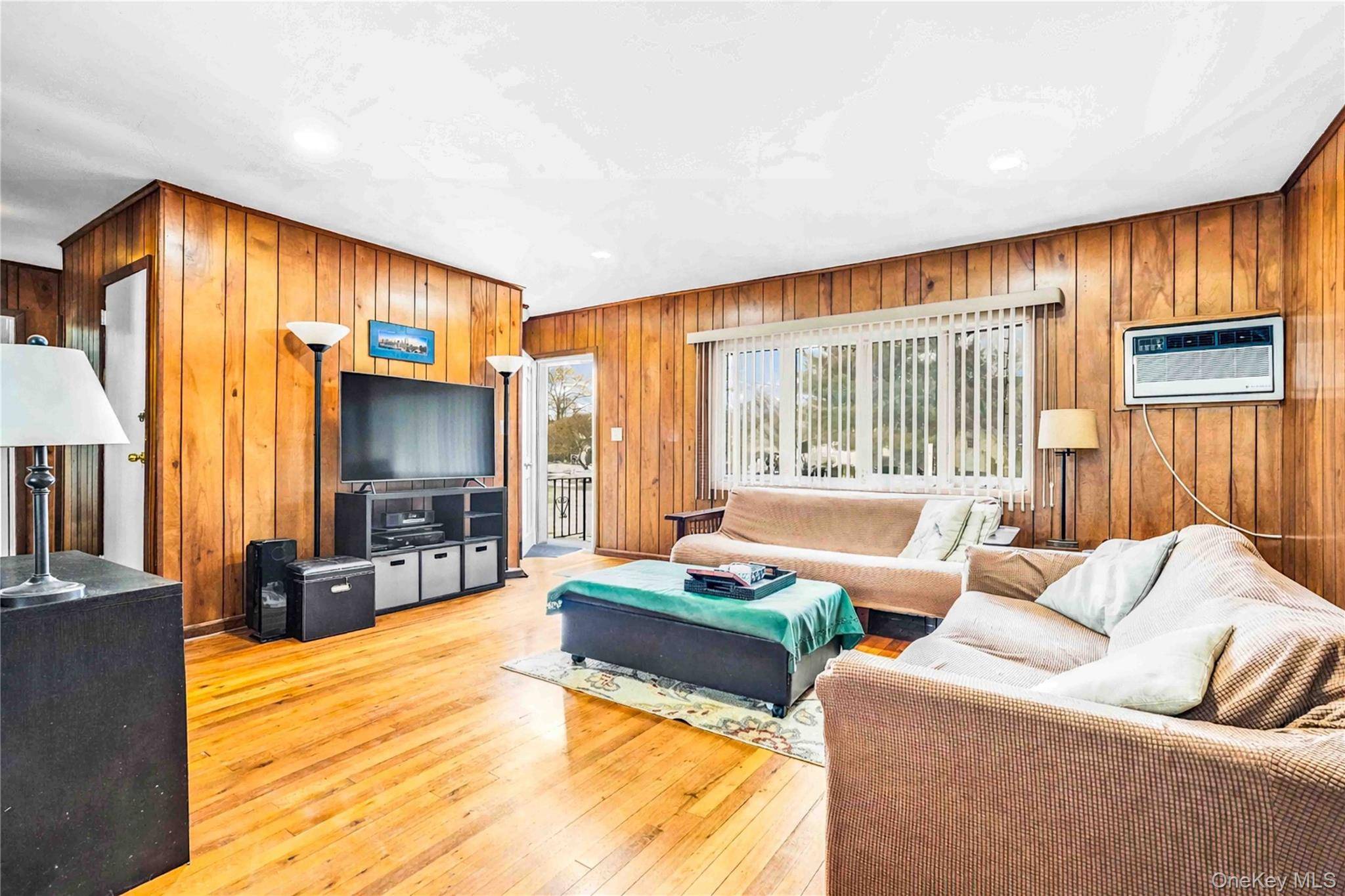 1097 Carll DR, Bay Shore, NY 11706